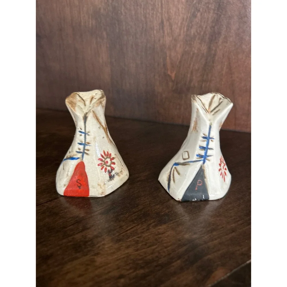 Vintage teepees salt/pepper‎ shakers
